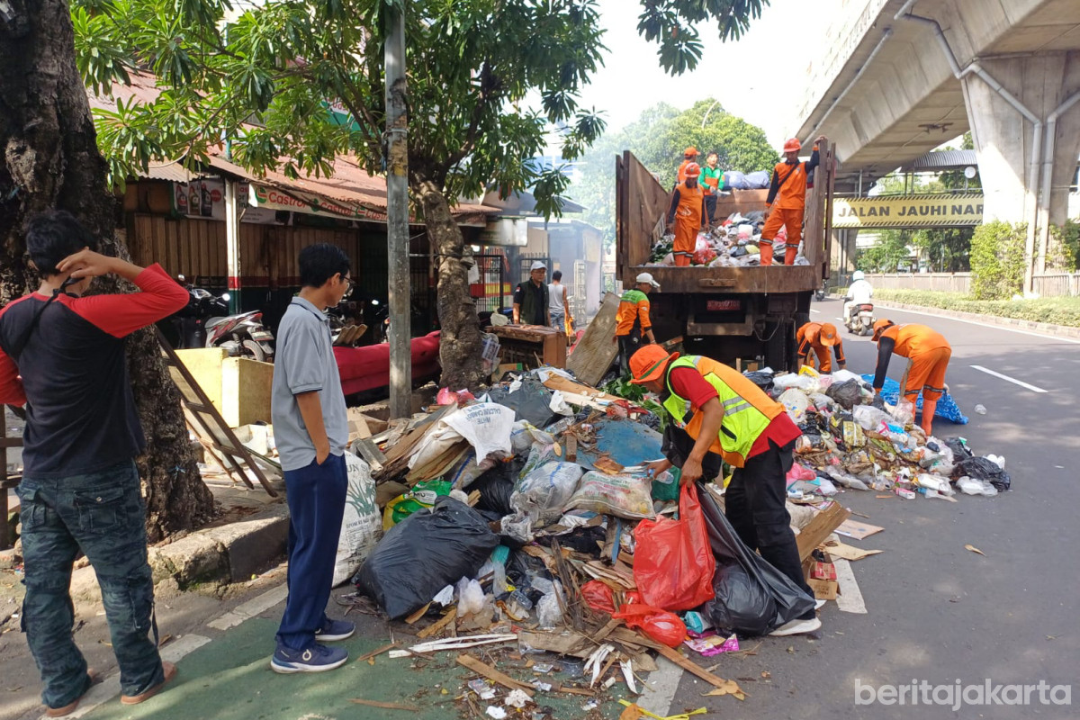 Petugas dan warga melakukan Kerja Bakti di Kelurahan Mampang Prapatan
