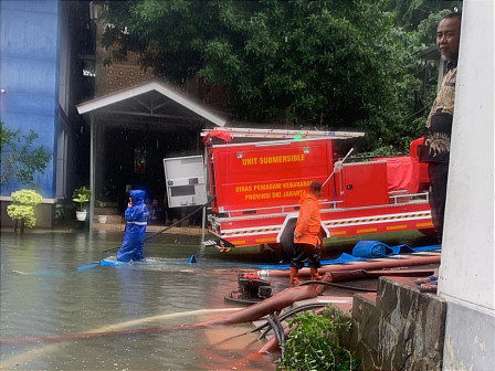 Gulkarmat Lakukan Penanganan Genangan di SMKN 26 Rawamangun