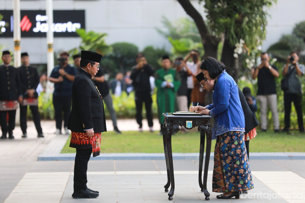 Gubernur Pramono Lantik 1.882 Pejabat di Balai Kota 