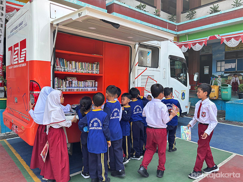  Sejumlah pelajar menikmati layanan perpustakaan keliling
