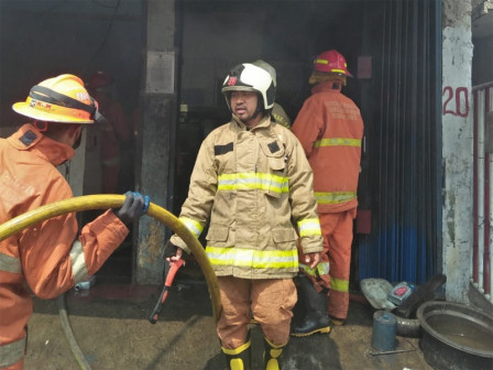 Petugas Sudin Gulkarmat Jakbar Padamkan Kebakaran Bengkel di Kebon Jeruk