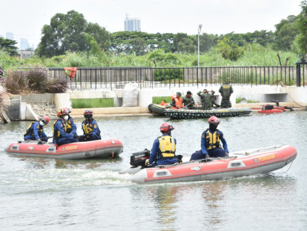 Evakuasi Banjir Sudin Gulkarmat Jakbar Siapkan 26 Unit Perahu Karet