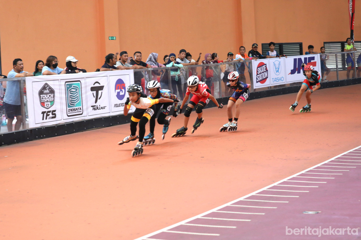 Para atlet sepatu roda sedang berkompetisi di JIRTA