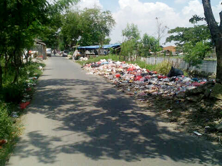 Warga Rawa Malang Keluhkan Tumpukan Sampah