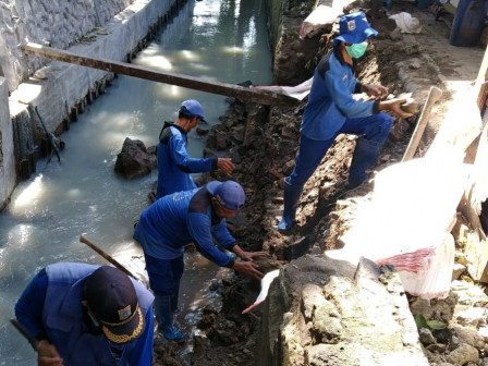Saluran PHB Sepanjang 7,5 Meter Diperbaiki Satgas SDA Kecamatan Johar Baru