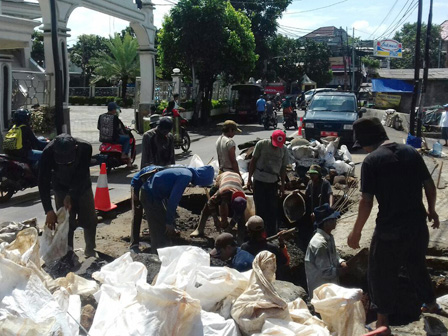        Perbaikan Deker, Lalin di Jl Jagakarsa Raya Dialihkan