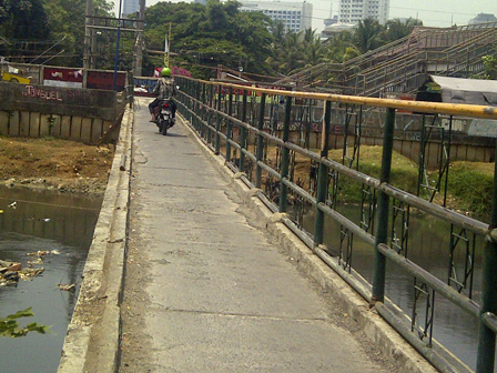 Jembatan Penghubung Kali KBB Butuh Perbaikan