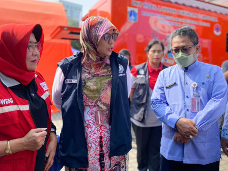 Dinsos Distribusikan Bantuan Bagi Penyitas Kebakaran di Petojo Selatan 