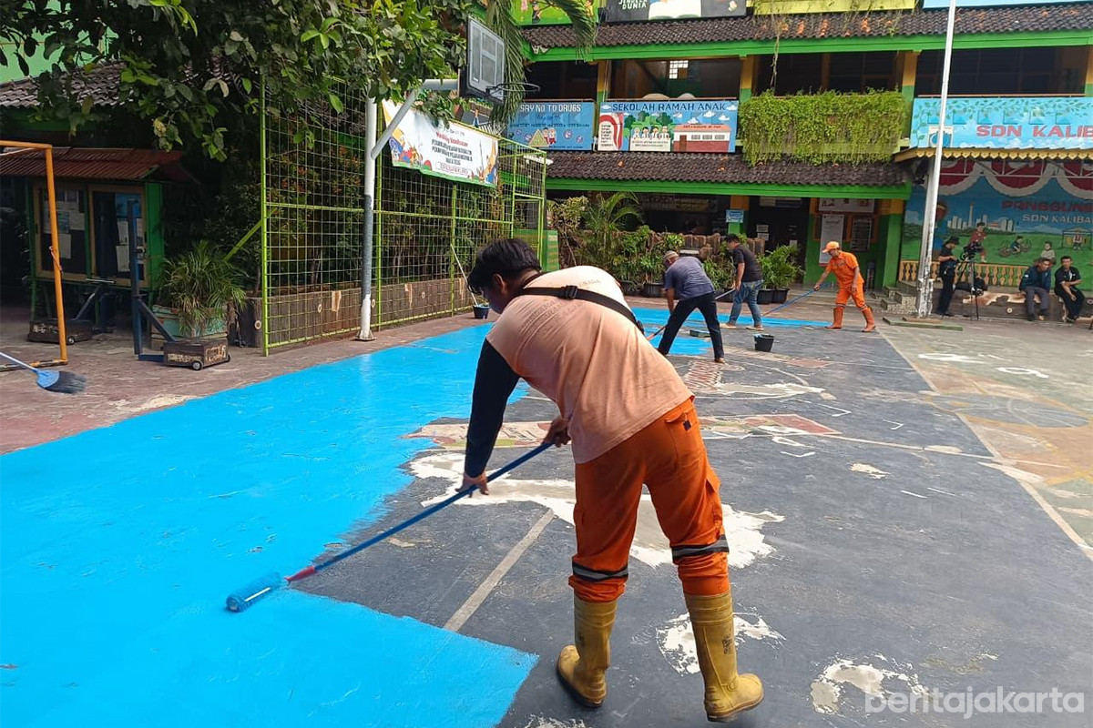 Pembersihan lingkungan SDN 01 Kalibaru