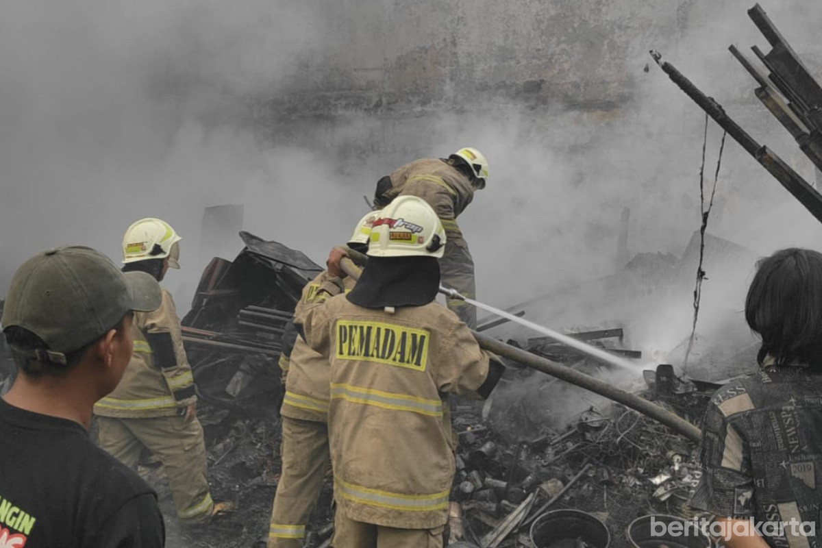 Kebakaran Lapak di Kelurahan Kapuk Dapat Diatasi 