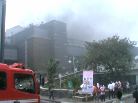 Pengunjung Festival Panik Gedung Birawa Terbakar