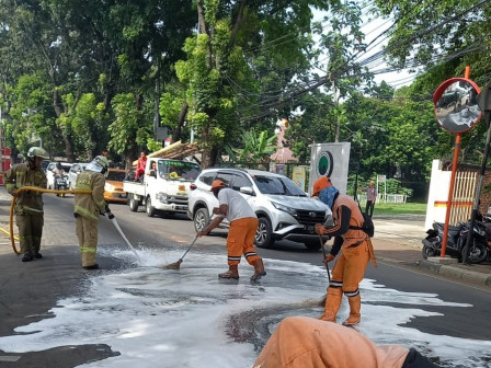 Personel Gabungan Bersihkan Ceceran Oli di Jl Bina Marga Ceger