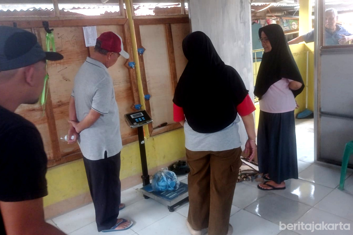 Proses penimbangan sampah di Bank Sampah Melati RW 02, Batu Ampar