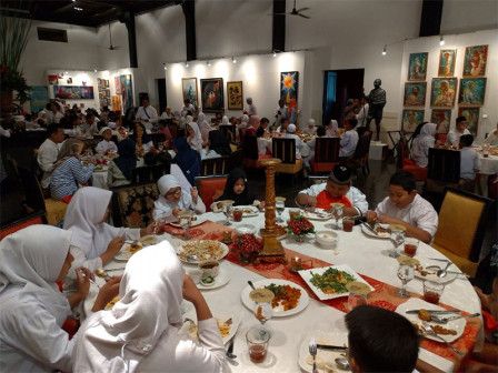 Hanum dan Fajri Semringah Diajak Makan di Restoran Kunstkring 