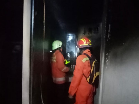Empat Mobil Pemadam Atasi Kebakaran Panel Listrik di Apartemen Basura
