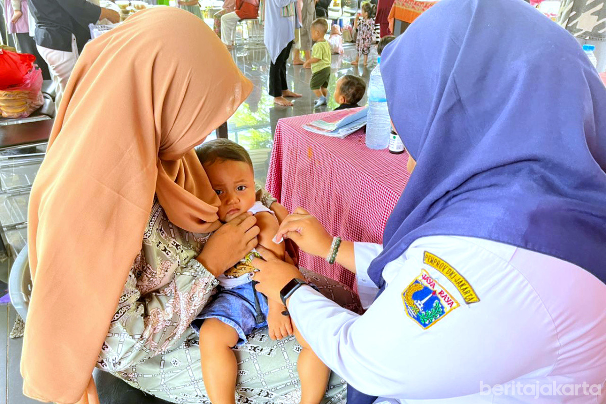 Salah satu balita diberikan imunisasi saat datang ke posyandu