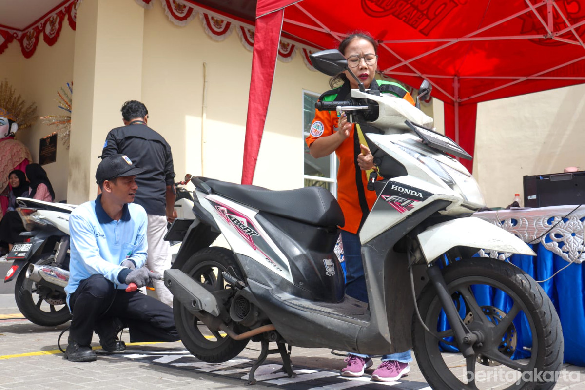 Petugas Sudin LH Jaksel sedang melakukan uji emosi kendaraan roda dua