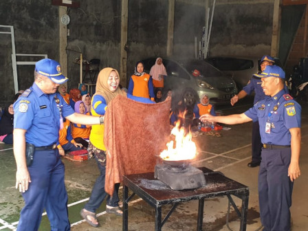 40 Warga Cilangkap Ikuti Sosialisasi Penanggulangan Kebakaran