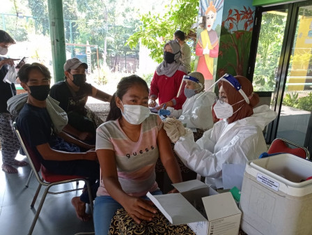 140 Warga Manfaatkan Layanan Mobil Vaksin Keliling di RPTRA Amanah