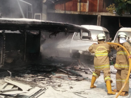 Tiga Mobil Pemadam Atasi Kebakaran Bus Kramat Djati