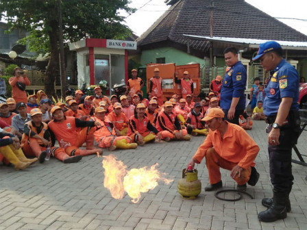 70 Anggota PPSU Cipinang Besar Selatan Ikuti Pelatihan Penanggulangan Kebakaran
