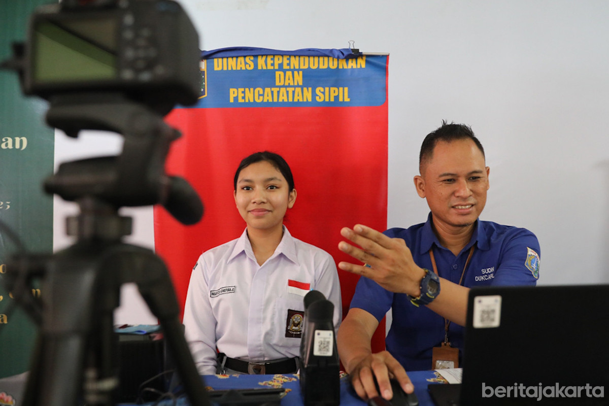Petugas melayani perekaman KTP elektronik di SMAN 8 Jakarta, Tebet, Jakarta Selatan, Selasa (26/8)
