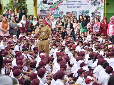  Anies Tinjau Kegiatan MPLS di SDN 01/02 Kampung Melayu 