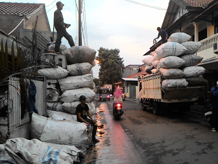 Gudang Pengepul Barang Bekas di Rawabunga Ganggu Ketertiban Umum