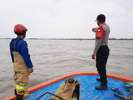 Petugas Evakuasi Kapal Karam di Dermaga Rawaseban