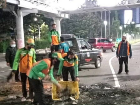 Dinas LH Kerahkan 300 Personel Bersihkan Sampah dan Puing di Jakpus	