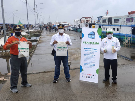 Pemkab Sosialisasikan Penggunaan Kantong Belanja Ramah Lingkungan di Pelabuhan Kaliadem