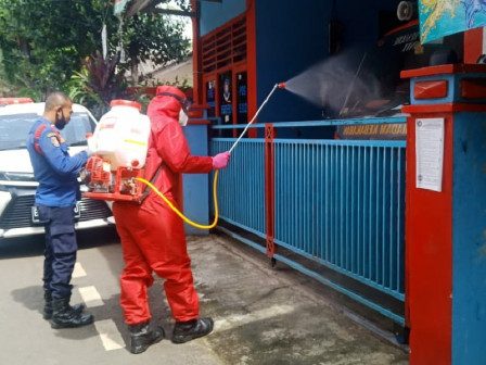 20 Pos Pemadam Kebakaran di Jaktim Disemprot Disinfektan