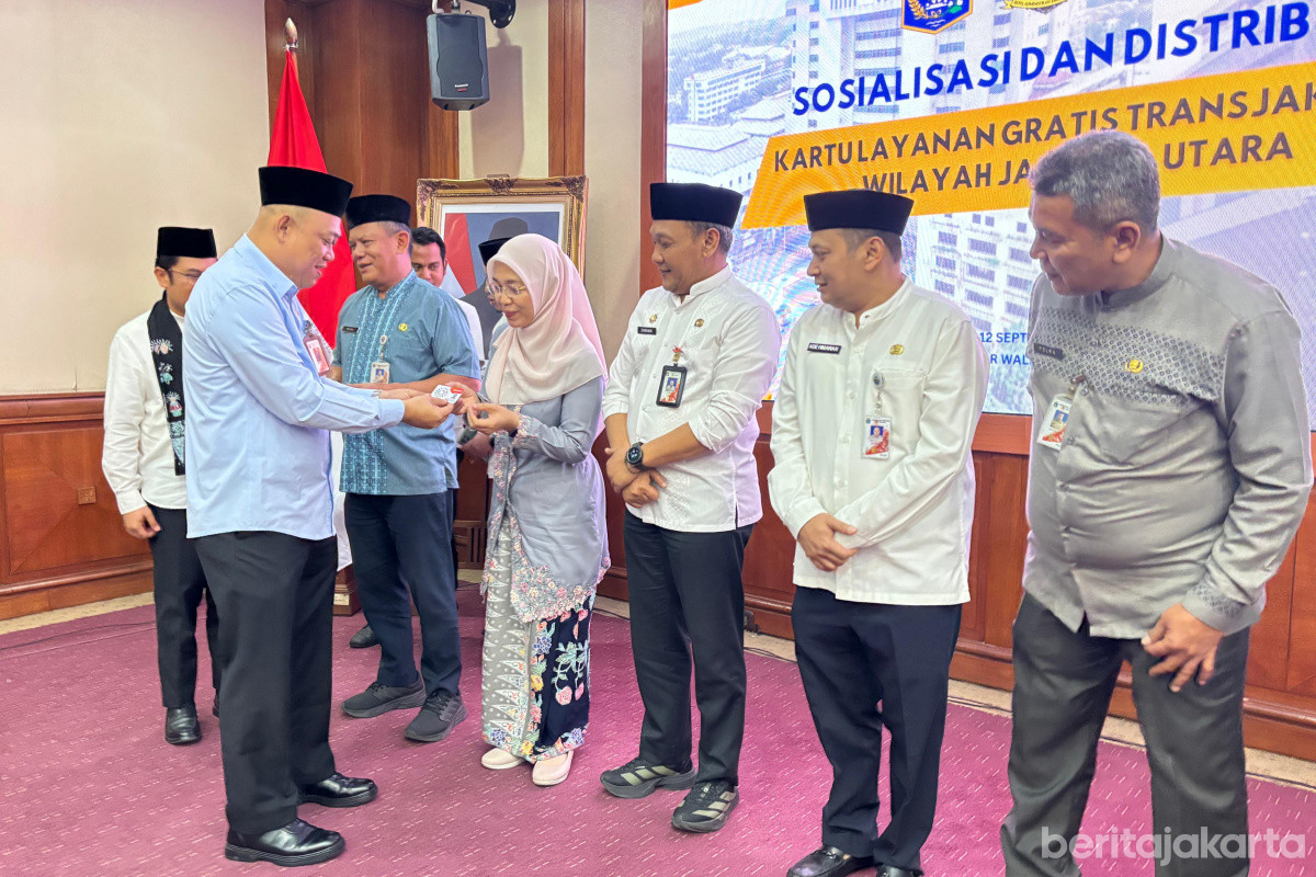 Sekko Jakarta Utara, Fredy Setiawan membagikan kartu layanan gratis Tj Card kepada lurah dan camat