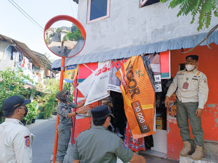 11 Spanduk Rokok Ditertibkan di Warung Kelontong Jalan Kebanggaan