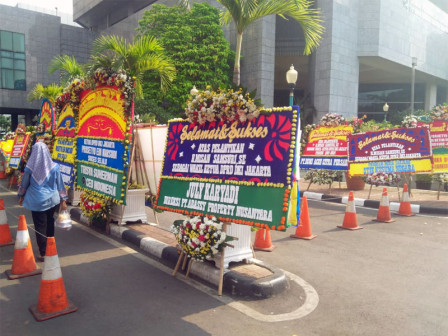 Sejumlah Karangan Bunga Telah Terpasang di Gedung DPRD DKI