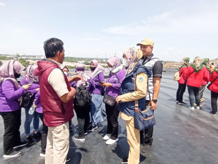  72 Warga Cilangkap Studi Banding ke TPST Bantar Gebang Bekasi 