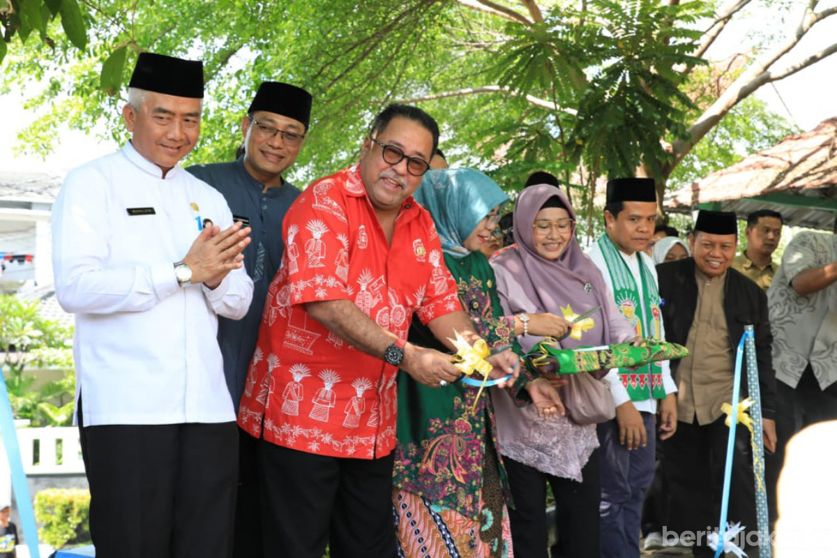 Rano melakukan pemotongan pita tanda diresmikannya Taman Interaktif si Doel di Kebon Baru