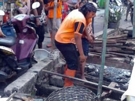 Belasan Jembatan Kayu di Kali Betik Dibongkar PPSU