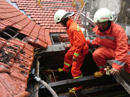 Sebuah Rumah di Jl Panglima Polim Terbakar