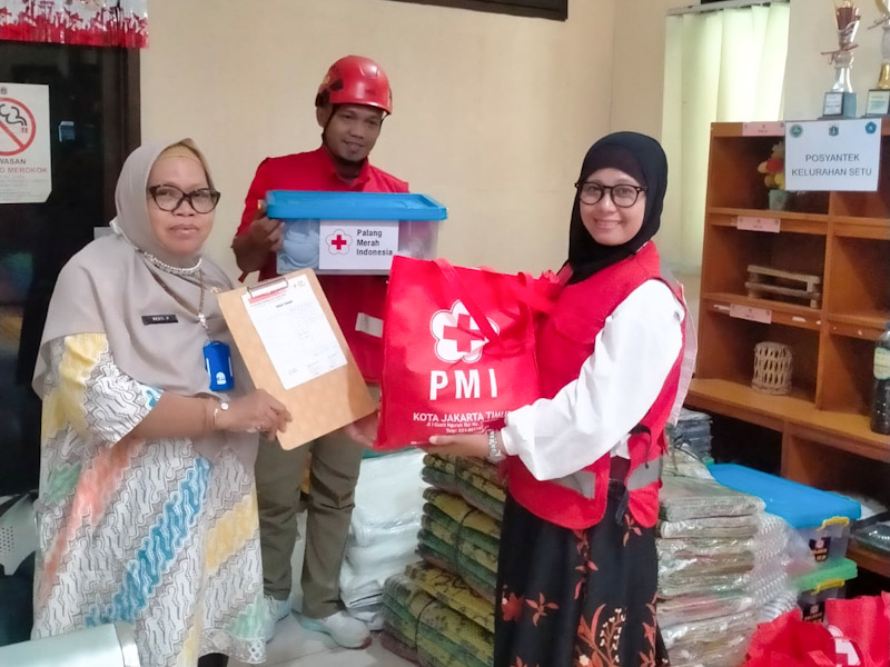 PMI Jaktim Berikan Bantuan Warga Terdampak Angin Kencang