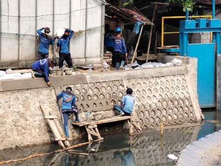Sudin SDA Jakbar Perbaiki Turap Longsor Kali Sekretaris