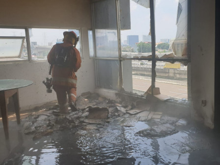 Tujuh Mobil Pemadam Atasi Kebakaran Gedung Berlantai Lima di Jatinegara