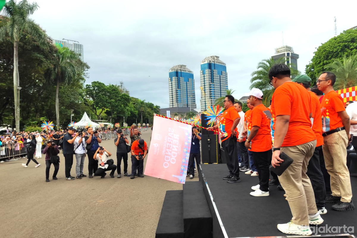 Rano Karno melepas ribuan peserta Karnaval Sarendo Rendo di Monas, Minggu (14/12) 