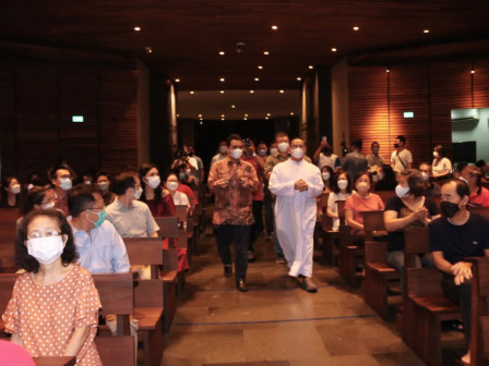 Wagub DKI Kunjungi Misa Malam Paskah di Dua Gereja