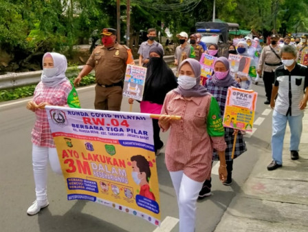 Petugas Gabungan Kelurahan Mangga Besar Ronda Covid