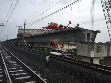 Crane Proyek DDT Ambruk, Empat Pekerja Meninggal Dunia