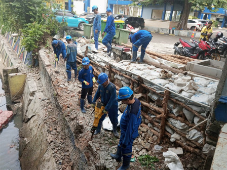  Satgas Biru Perbaiki Turap Kali Utan Kayu