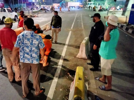  PPSU Kwitang Benahi Separator Busway di Jalan Kramat Raya 