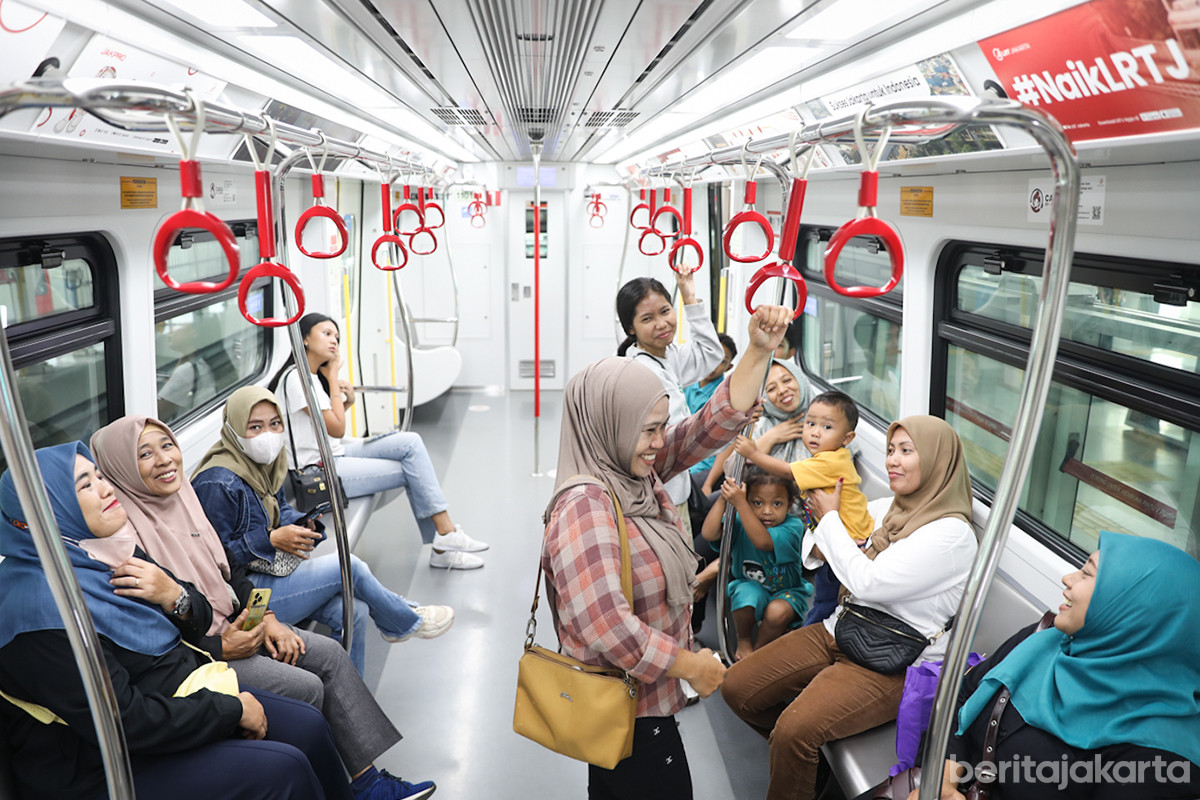 Sejumlah penumpang moda transportasi LRT Jakarta