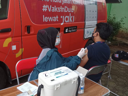 Vaksin Mobile Layani Warga DKI Jakarta di GOR Cendrawasih Kelurahan Cengkareng Barat 